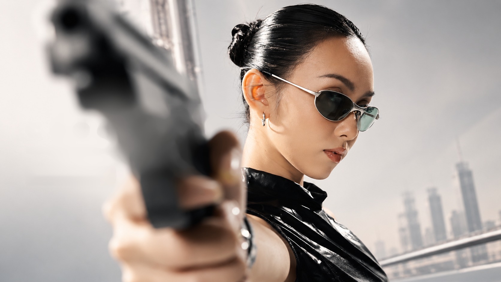 Model wearing LUMLA metal-framed sunglasses